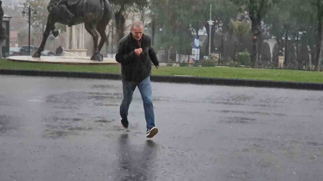 Tekirdağ’da şiddetli yağış sokakları göle çevirdi