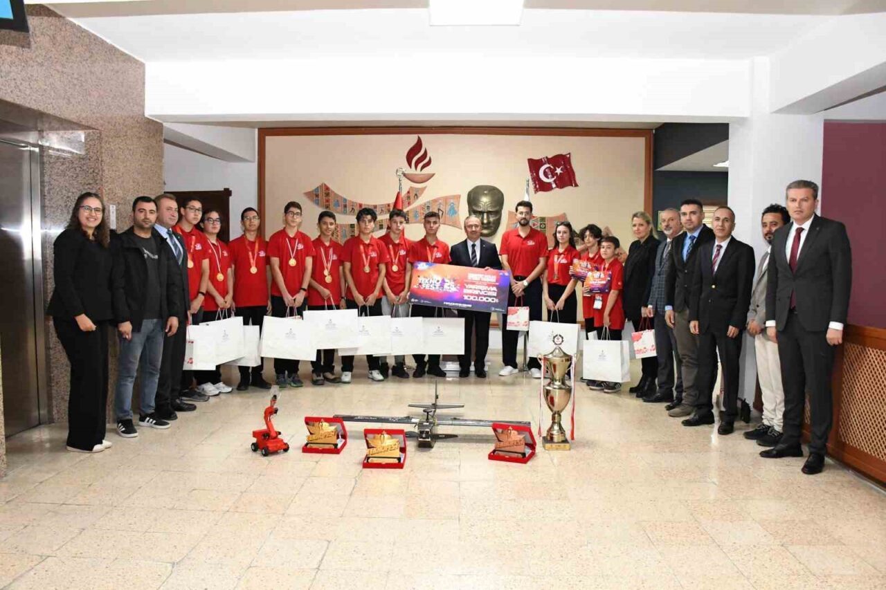 TEKNOFEST şampiyonlarından İl Milli Eğitim Müdürü Aydın’a ziyaret