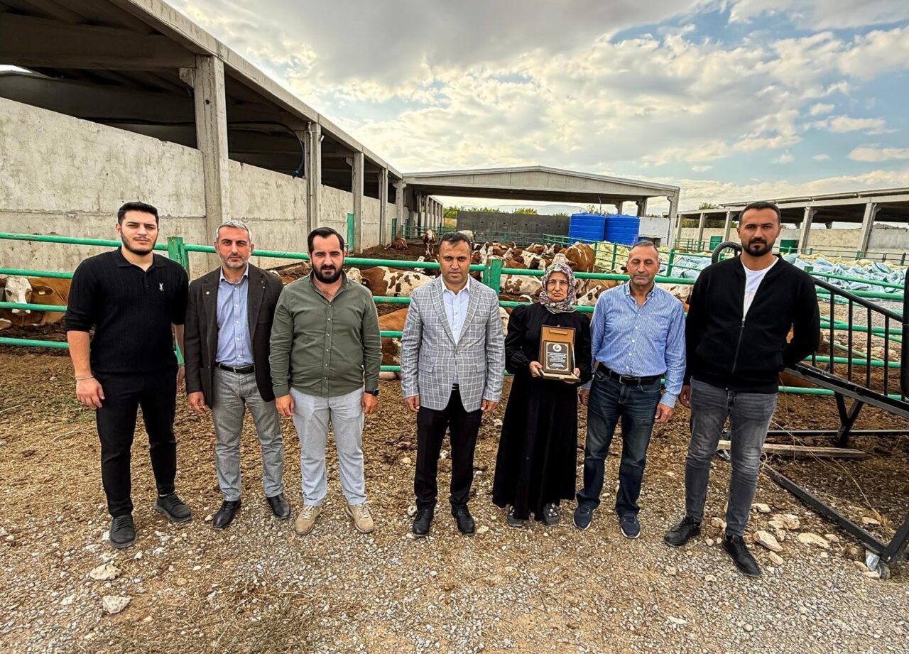 TOBB Malatya Genç girişimciler kurulu tarafından kadın girişimci Hafure Adak’a plaket