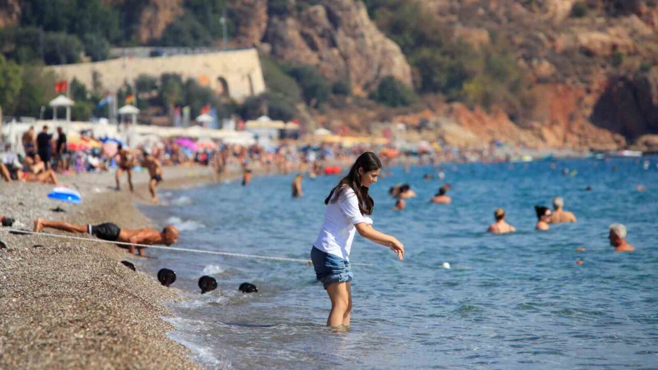 Türkiye kışı yaşarken, Antalya’da yazdan kalma günler devam ediyor