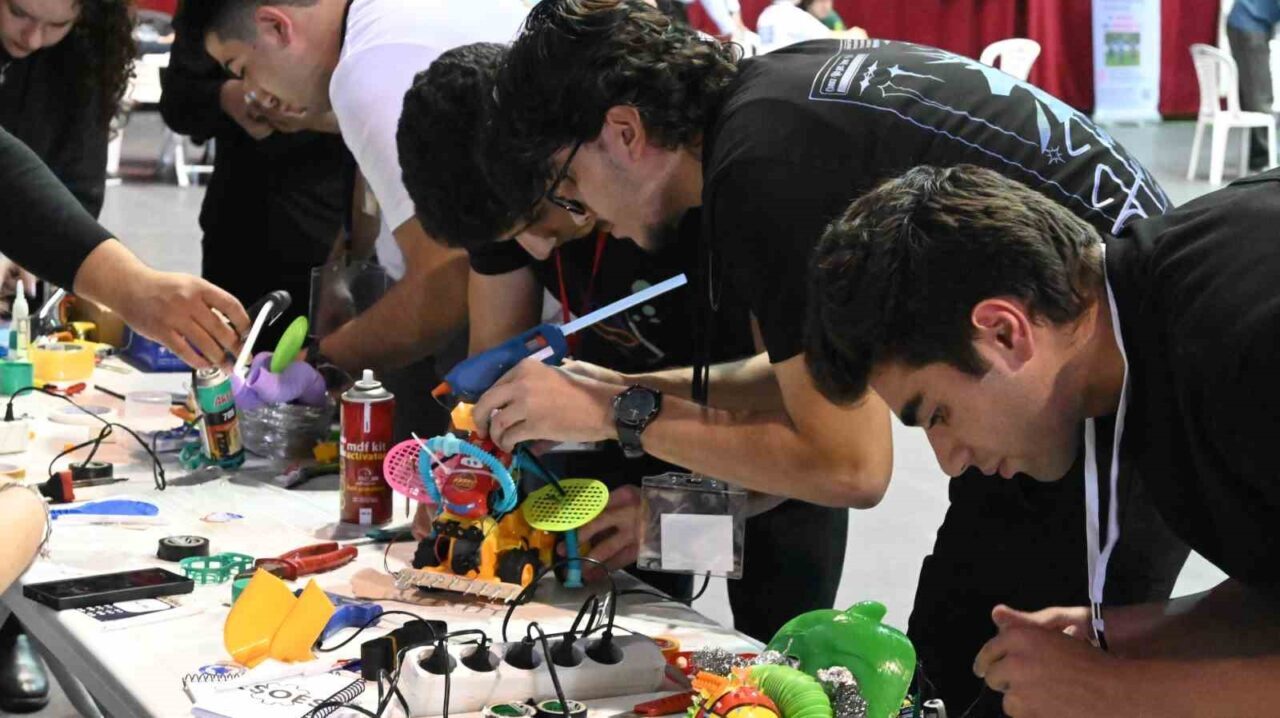 Türkiye’nin en çirkin robotları sahneye çıktı