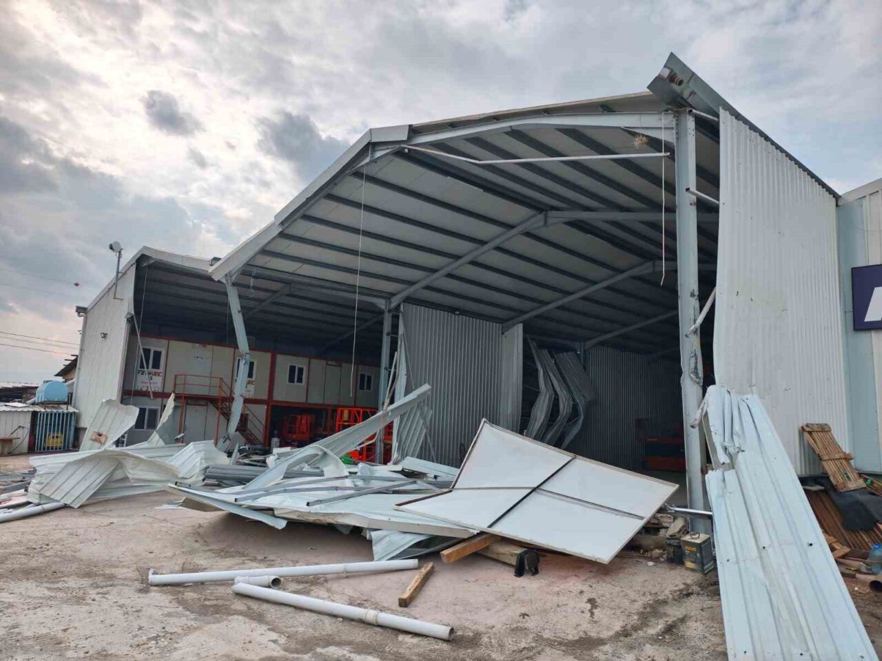 Ürünlü’de iki kaçak yapı yıkıldı