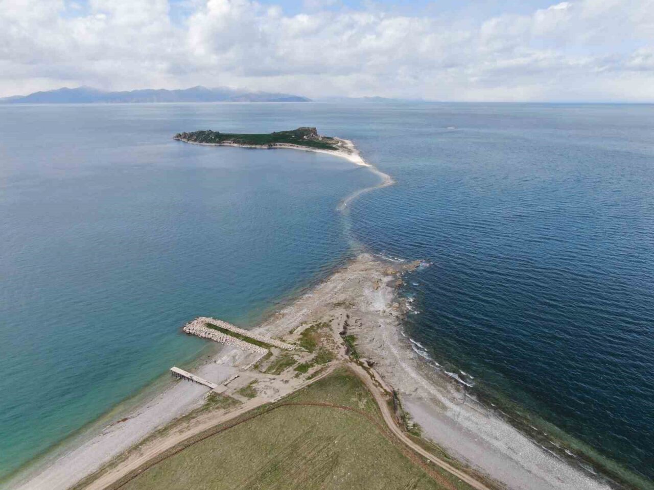 Van Gölü’nde su seviyesi düştü, Çarpanak Adası’na giden antik yol ortaya çıktı