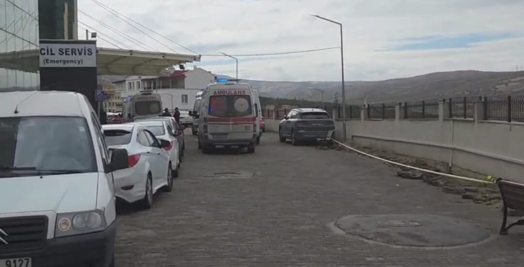 Yardım sergisinde yedikleri yemekten zehirlendiği ileri sürülen lise öğrencileri hastanelik oldu