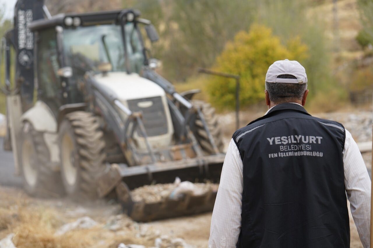 Yeşilyurt’ta kış öncesi asfalt çalışmaları hızlandı