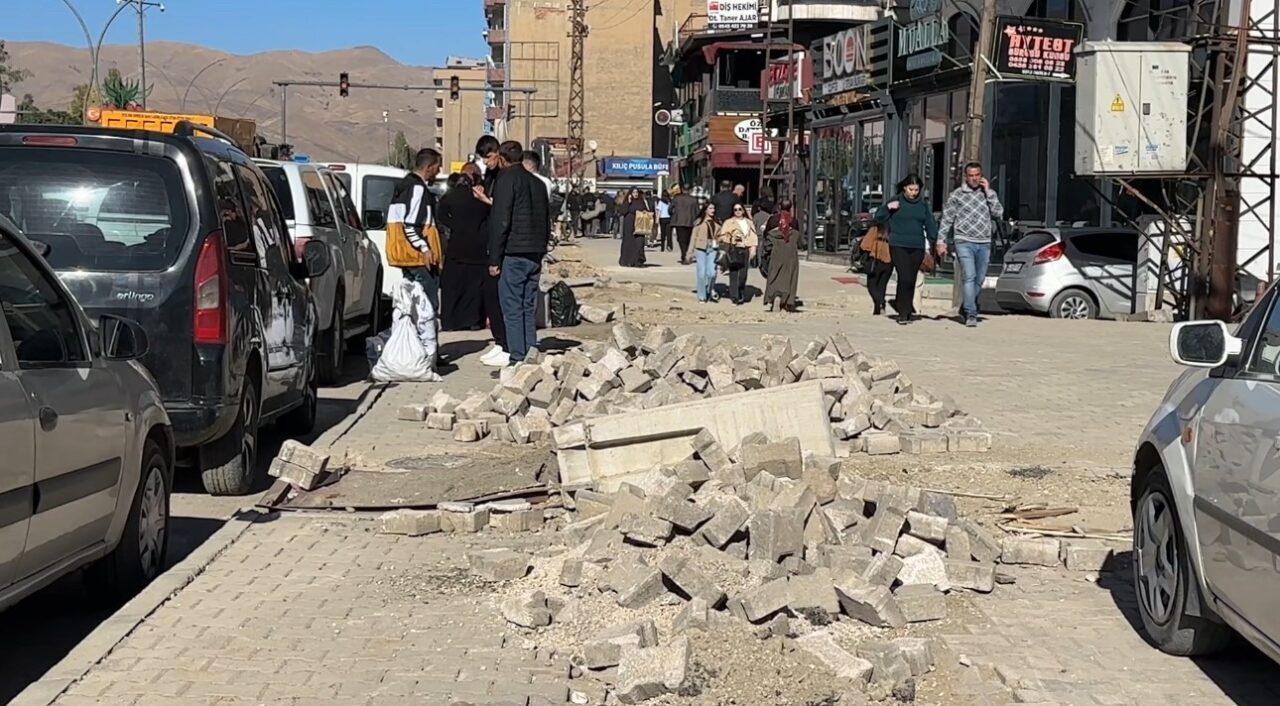 Yüksekova’da kaldırımlar adeta köstebek yuvasına döndü