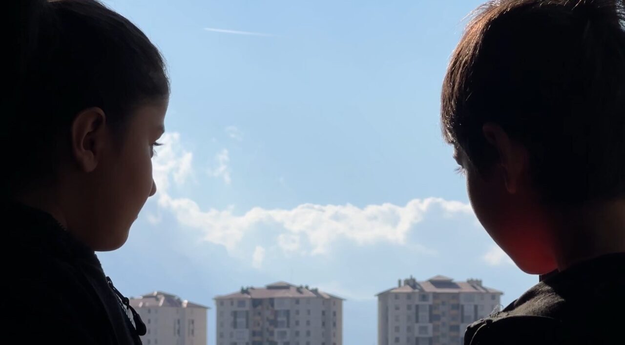 Yüksekova’da karlı dağlar ve bulutlar birleşti