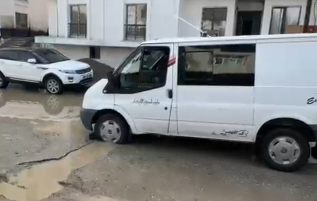 Yüksekova’da sağanak yağış hayatını olumsuz etkiledi