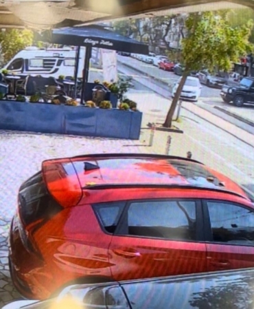 15 milyon liralık cipe çarpmamak için manevra yaptı, tatlıcı dükkanına böyle girdi