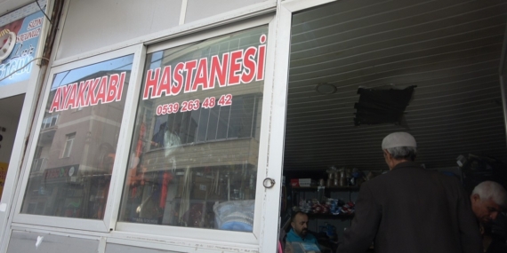 15 yıldır ayakkabı tamir ederek ailesini geçindiriyor