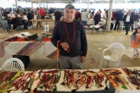 30 yıldır şehir şehir dolaşarak tespih satıyor