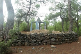 300 yıllık türbe kaçak kazıyla delik deşik edildi