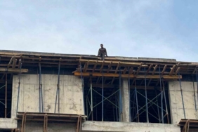 4 aydır maaş alamayan işçiler, çatıya çıktı: "İçeride biriken para yaklaşık 3.5 milyon lira"