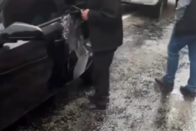 4 öğretmenin hayatını kaybettiği yola yine kaya parçası düştü, bir otomobil hasar gördü