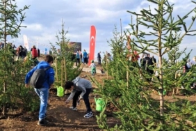 6 öğrenci topluluğu fidanları toprakla buluşturdu