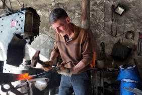 60 yaşındaki usta, 45 yıldır demir dövüyor