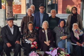 62 yıl sonra ilk öğretmenleri ile buluşup gününü kutladılar