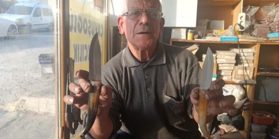 75 yaşındaki usta, baba mesleğini sürdürüyor, el işçiliği koç boynuzu bıçak üretiyor