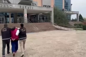 77 yıl hapis cezasıyla aranan firari şahıs, kurye kılığındaki polisin ’Yemek siparişi getirdim’ sözleriyle yakalandı