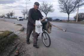84 yaşında pedal çevirerek geçimini sağlıyor