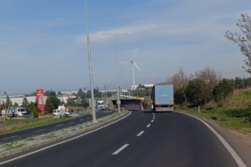 Açılan kamyon damperi kamera ve aydınlatma direklerini yıktı