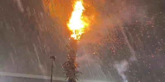 Adana’da düşen yıldırımlar yangına neden oldu