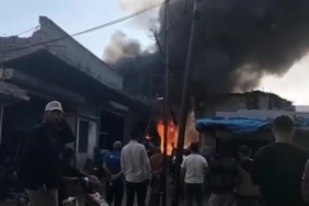 Adana’da hurdacı dükkanı alevlere teslim oldu