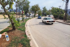 Adana’da keskin viraj tehlikesi: Esnaf kamera taktırdı, kazaları kaydetti