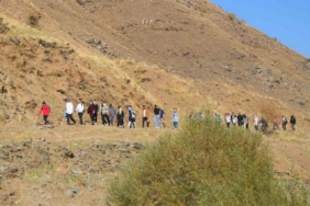 "Adımlarla Keşfet" projesi kapsamında 40 kişi Muş’un ünlü bağlarına yürüdü