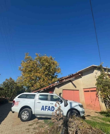 AFAD ekipleri, Eğirdir’de obruk oluşan elma bahçesinde inceleme yaptı