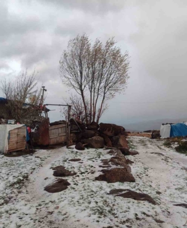 Afyonkarahisar’ın 1300 rakımlı yaylasına mevsimin ilk karı düştü