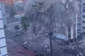 Ağır hasarlı 8 katlı bina tek dokunuşta yerle bir oldu