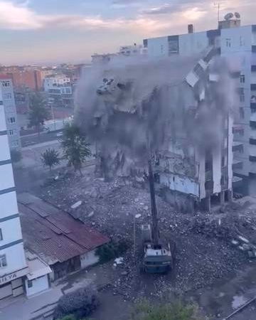 Ağır hasarlı 8 katlı bina tek dokunuşta yerle bir oldu