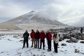 Ağrı Dağı’nda kar yağışına rağmen 27 dağcı tırmanışa geçti