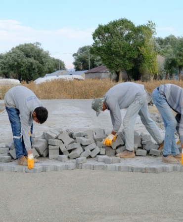 Ağrı’da köy yolları kilit parke taşıyla yenileniyor