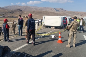 Ağrı’da otomobil minibüsle çarpıştı: 1 ölü, 2 ağır yaralı