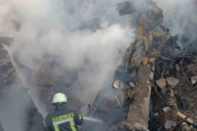 Ahırda başlayan yangın iki eve sıçradı