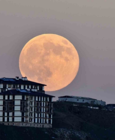 Ahlat’ta "Kunduz Süper Ay" görsel şölen oluşturdu