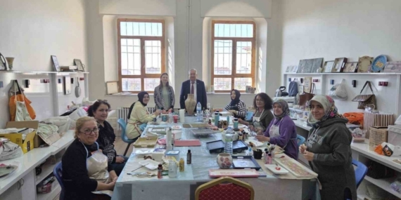 Ahşap boyama kursunda el becerileri gelişiyor