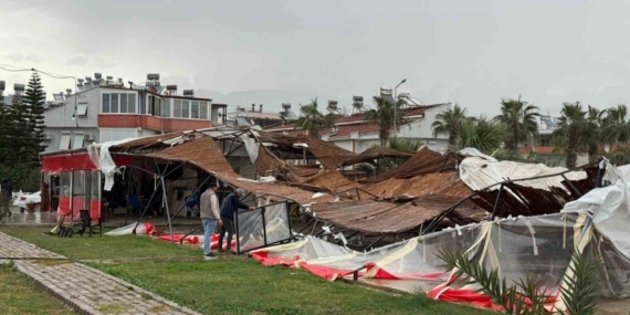 Akdeniz’de hortum kıyı şeridini vurdu: İş yerleri ve evler zarar gördü