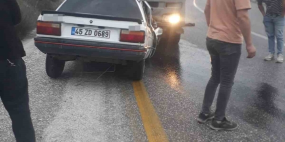 Akhisar’da kamyon ile otomobil kafa kafaya çarpıştı: 1 ölü, 1 yaralı