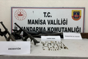 Akhisar’da tarihi eser ve ruhsatsız silah ele geçirildi