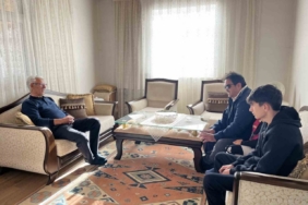 Akyaka’da vefalı öğrenci her yıl öğretmenin elini öperek, öğretmenler günü kutluyor