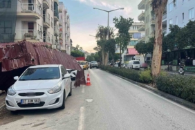 Alanya’da fırtına inşaat korkuluklarını uçurdu, park halindeki araca zarar verdi