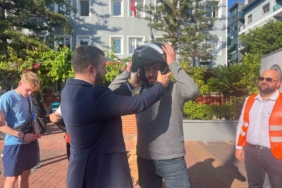 Alanya’da motosiklet sürücülerine ücretsiz kask dağıtıldı