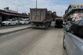 Alaplı’da ağır tonajlı kamyonlar yollarda çatlak oluşturdu
