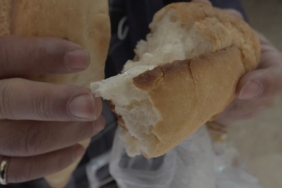 Aldığı ekmeğin içinden çıkan poşet parçası ile şok oldu