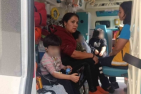 Alevler içindeki dairede mahsur kalan 3 küçük çocuğu inşaat işçileri ve mahalle sakinleri kurtardı