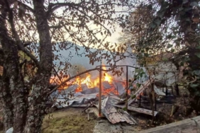 Alevlere teslim olan ahşap evdeki 5 kişi dumandan etkilendi