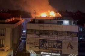Alevlere teslim olan çatı güçlükle söndürüldü